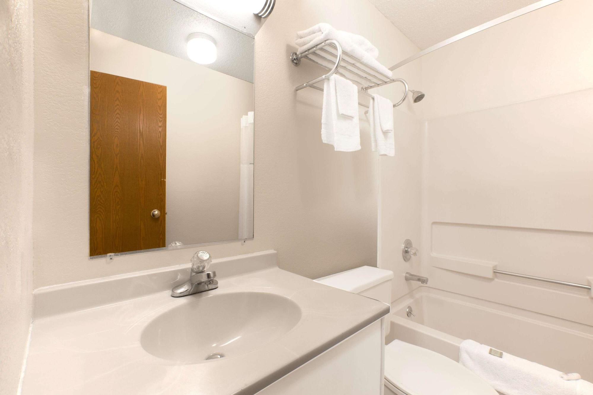 Super 8 By Wyndham Boonville Extérieur photo